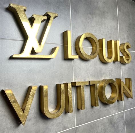 quadro con la scritta louis vuitton|Louis Vuitton lancia la nuova collezione di foulard di seta .